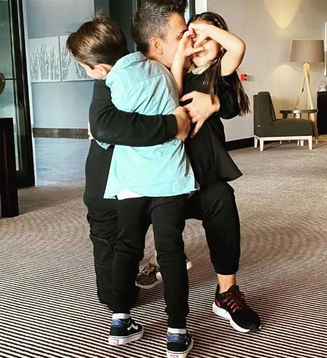 emrah annesi ve kizlariyla bodrumda goruntulendi (1)